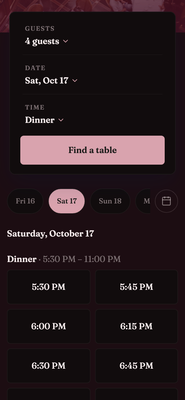 La página de reservas de nuestro restaurante de demostración en un teléfono, con horas disponibles para el sábado.