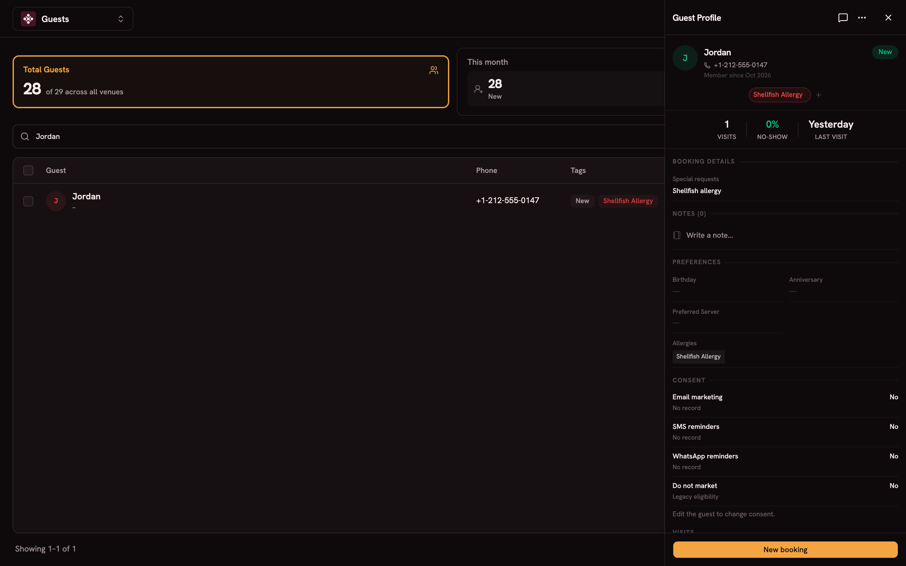 Un perfil de cliente con etiquetas de alergia e historial de visitas.