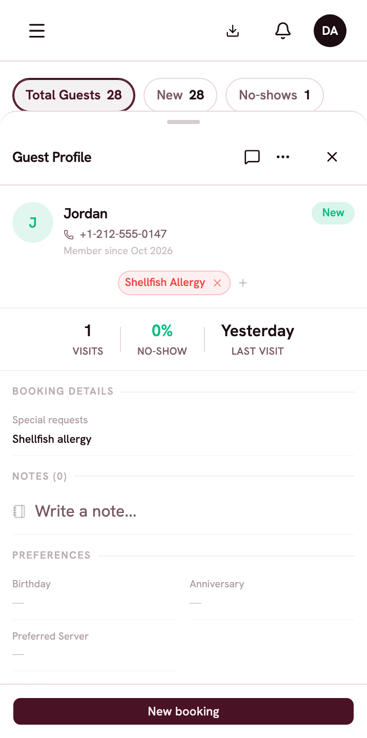 Un perfil de cliente con etiquetas de alergia, historial de visitas y una nota del equipo.