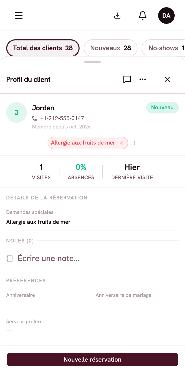 Une fiche client avec des étiquettes d'allergie, l'historique des visites et une note de l'équipe.
