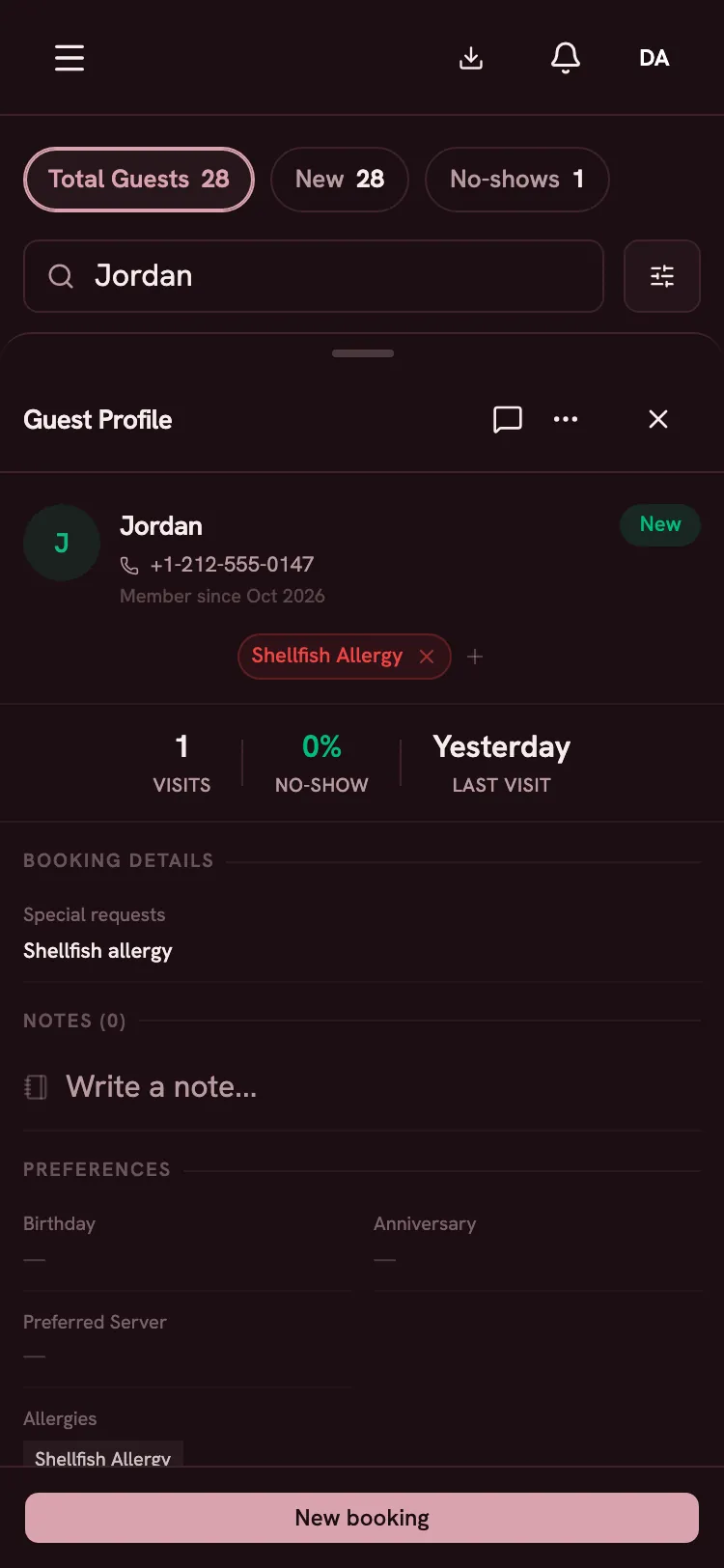 Un perfil de cliente con etiquetas de alergia e historial de visitas.