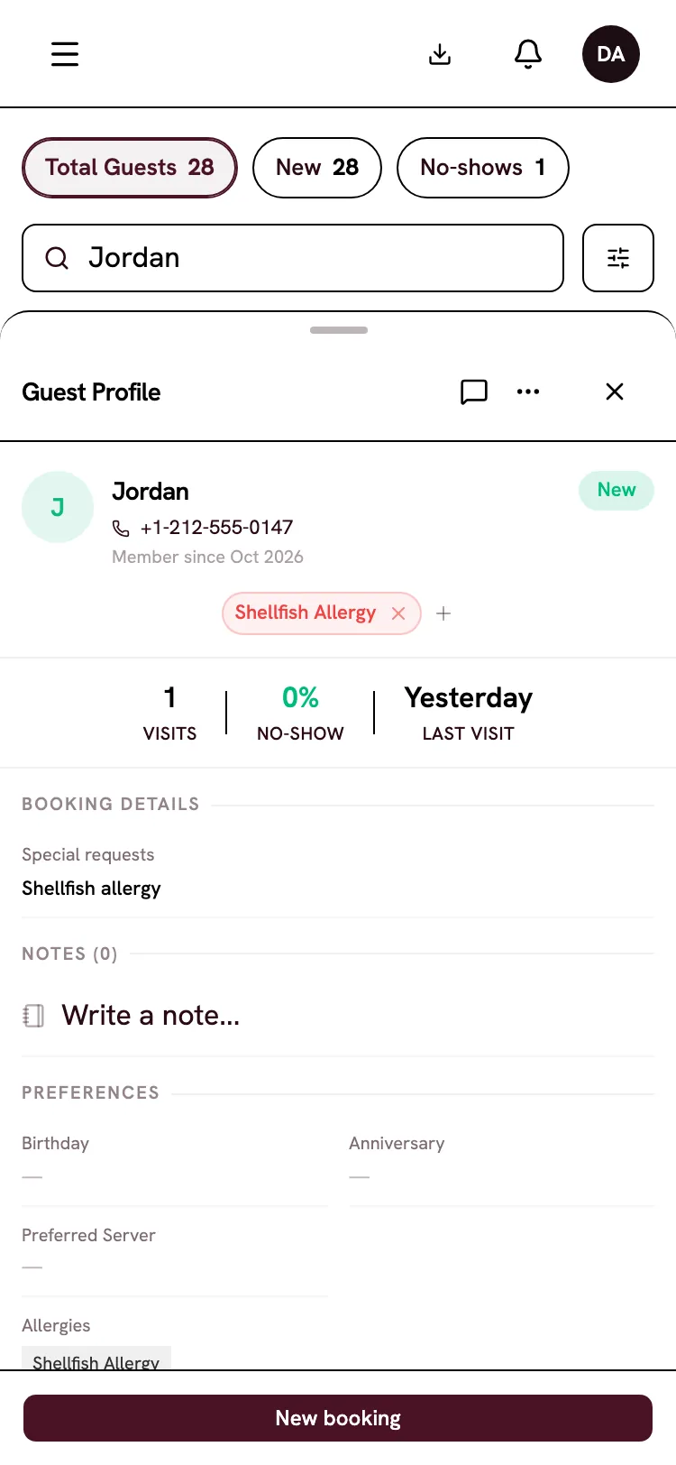 Un perfil de cliente con etiquetas de alergia e historial de visitas.