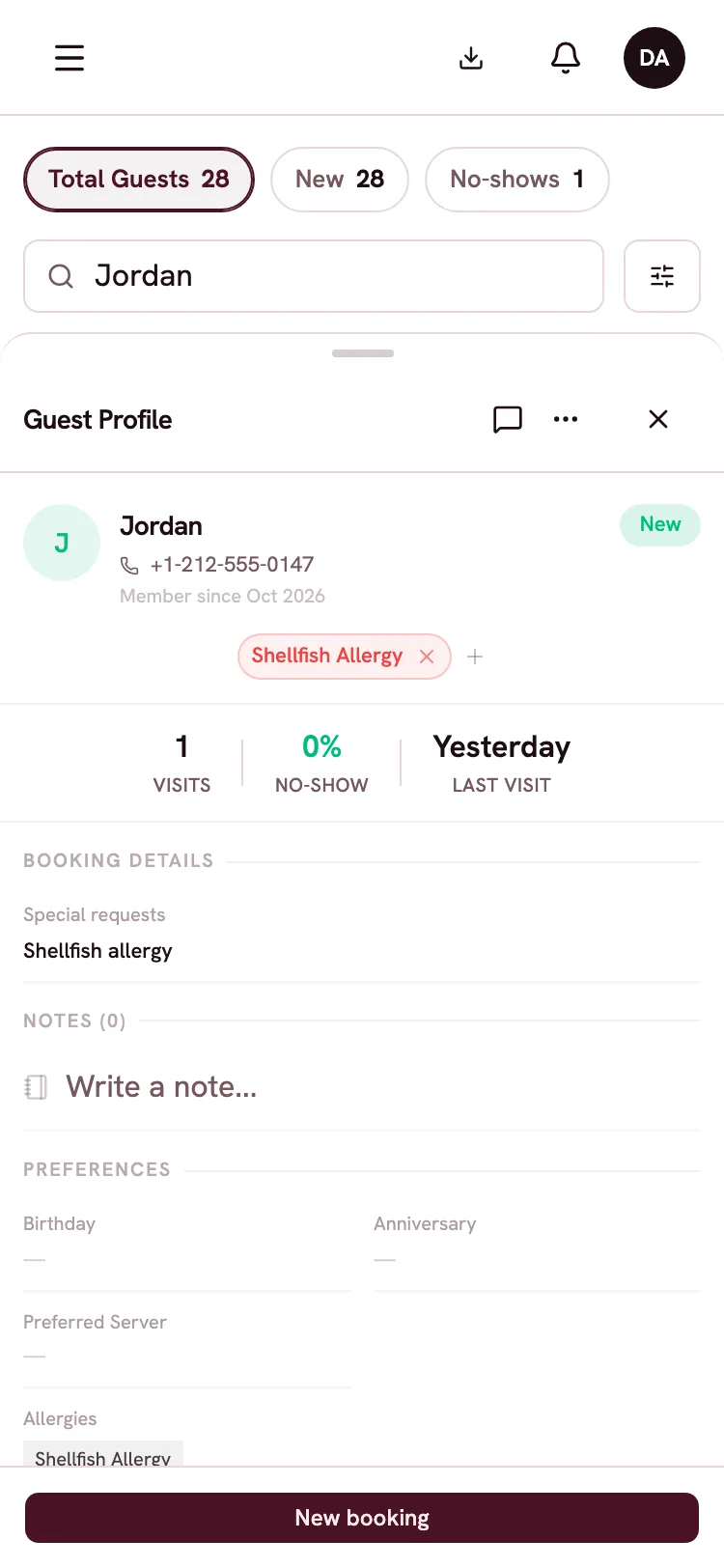 Un perfil de cliente con etiquetas de alergia e historial de visitas.