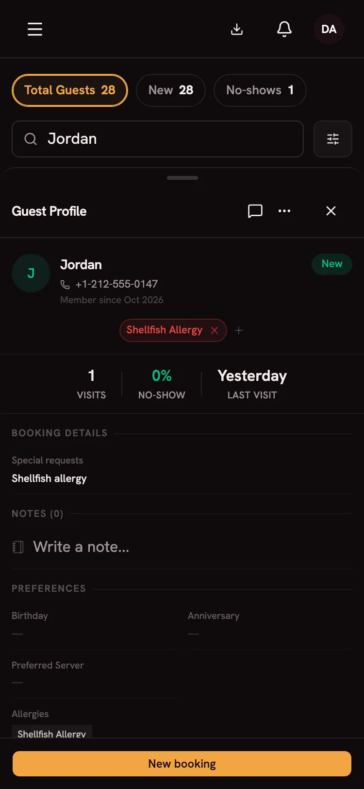 Un perfil de cliente con etiquetas de alergia e historial de visitas.