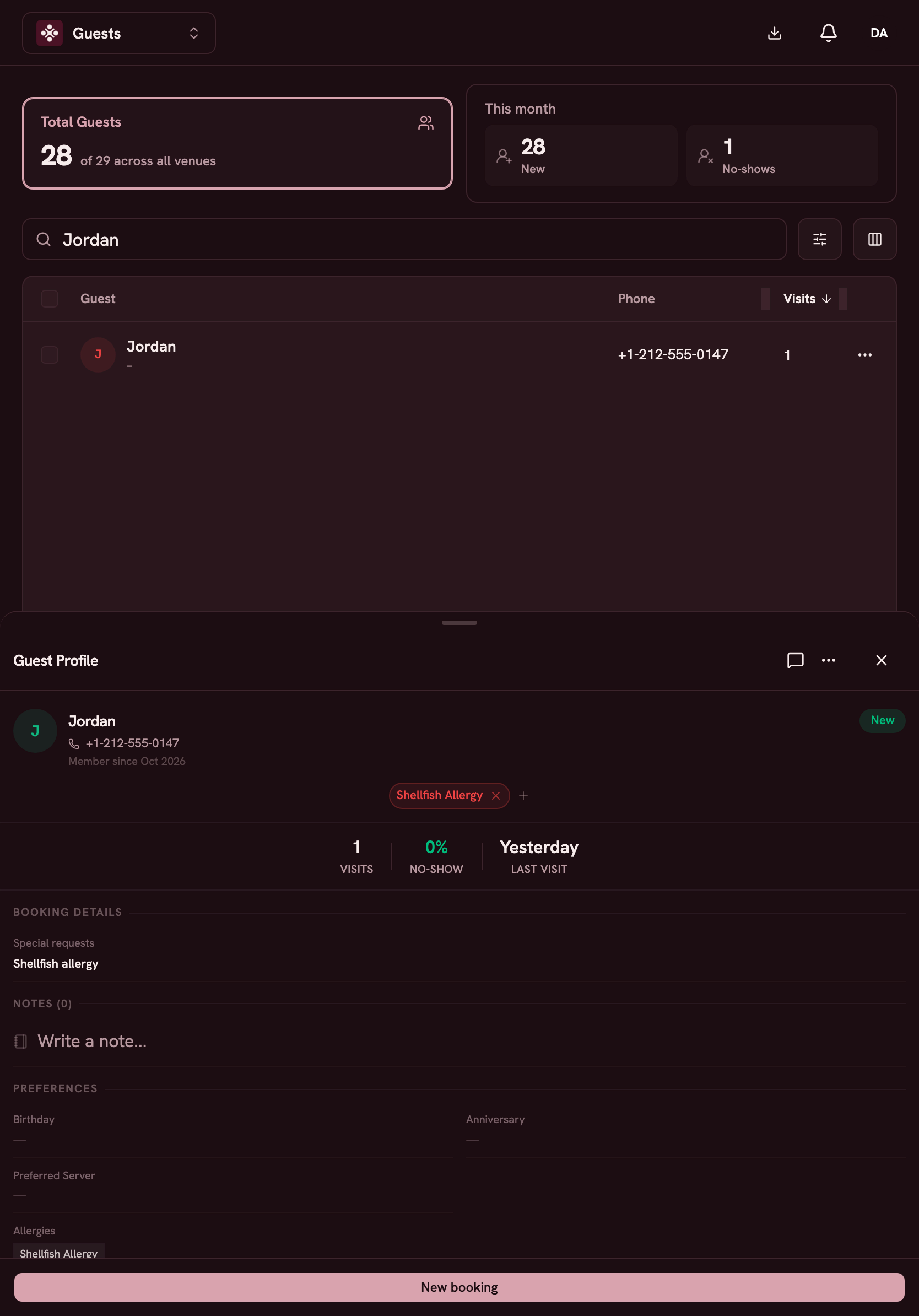 El perfil de cliente de Jordan en un iPad, con la alergia a los mariscos, las visitas y las notas del equipo.
