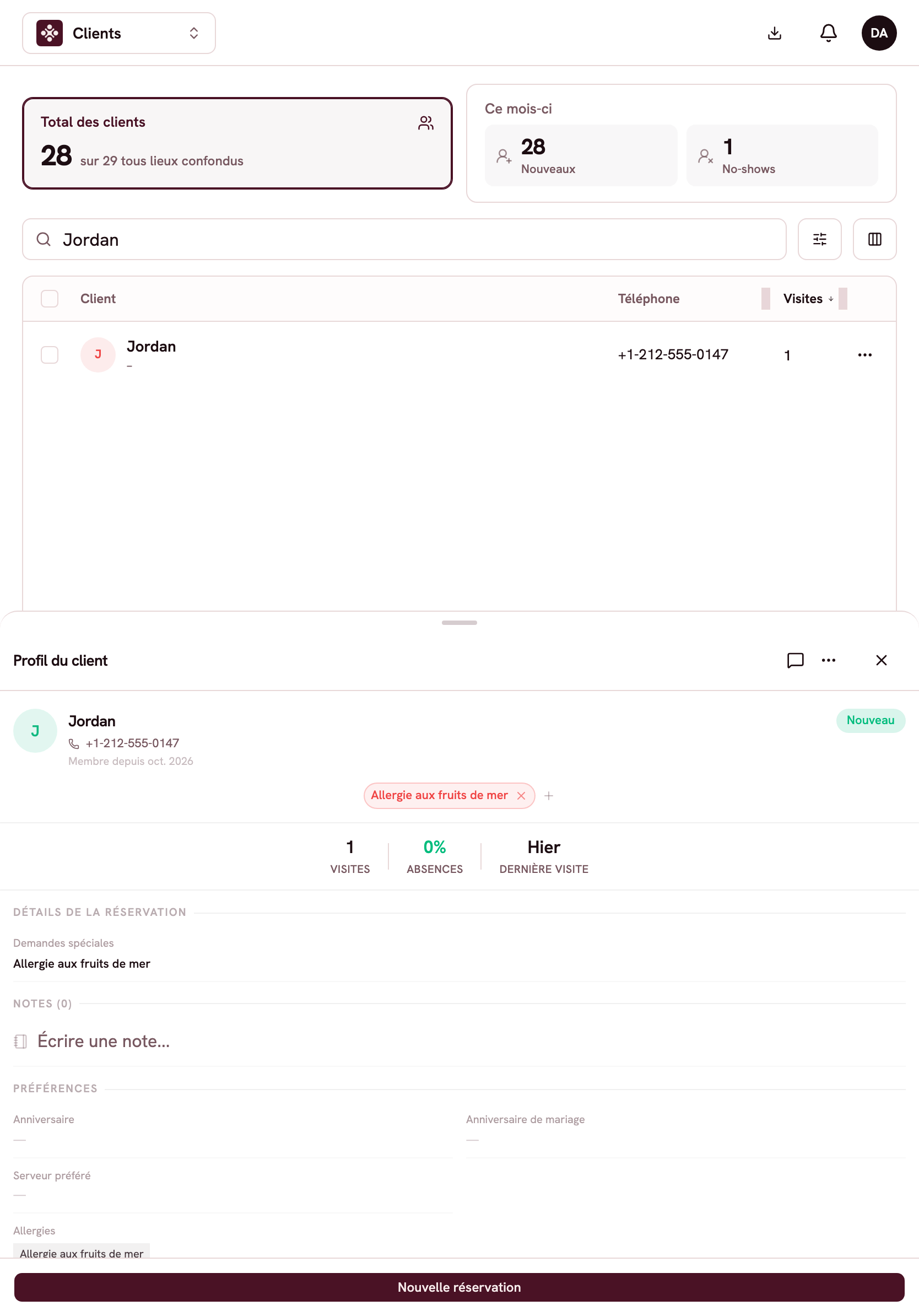 La fiche client de Jordan sur un iPad, avec l'allergie aux fruits de mer, les visites et les notes de l'équipe.