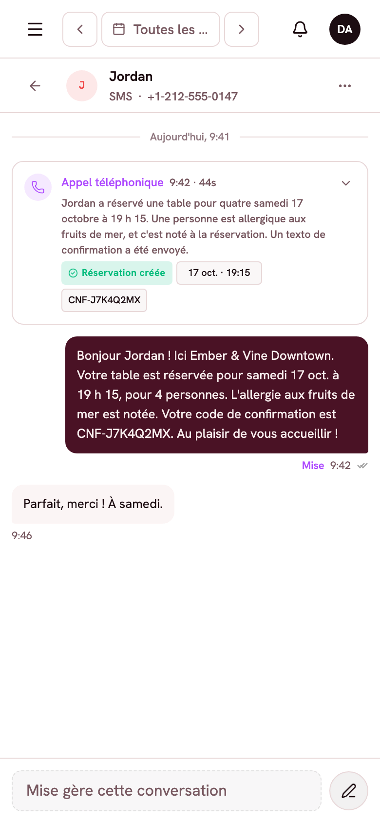Le fil de textos de Jordan sur un cellulaire, avec la confirmation de réservation et la réponse de Jordan.