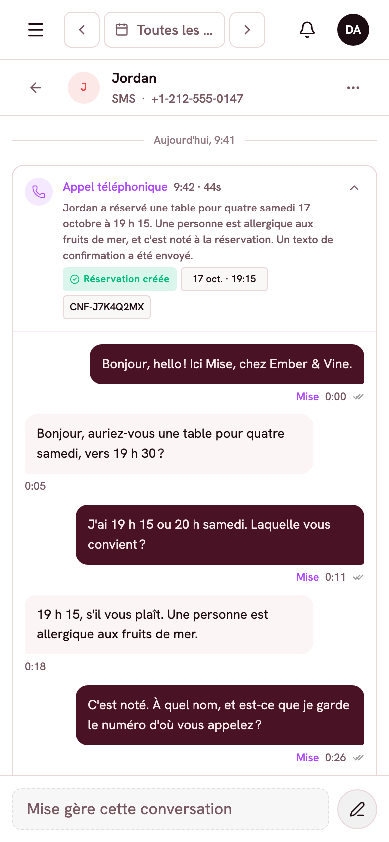 Le résumé d'appel de Mise sur un cellulaire, qui se termine par une table réservée pour samedi.